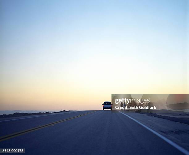 couple hitchhiking - auto silhouette stock-fotos und bilder