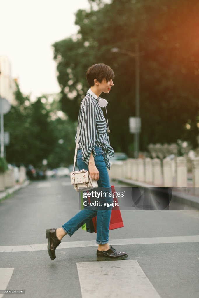 Junge Frau mit Einkaufstüten In der Stadt