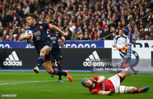 Brice Dulin of France evades the tackle from Jonathan Davies of Wales during the RBS Six Nations match between France and Wales at the Stade de...