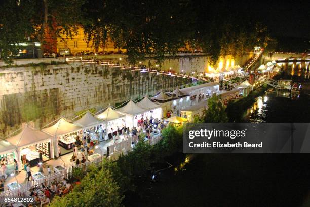 lungo il tevere festival along the banks of the tiber river in rome - 映画祭 ストックフォトと画像