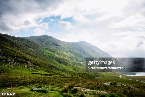 doolough-tal in den sheeffry hügeln des county mayo, irland - größere sehenswürdigkeit stock-fotos und bilder