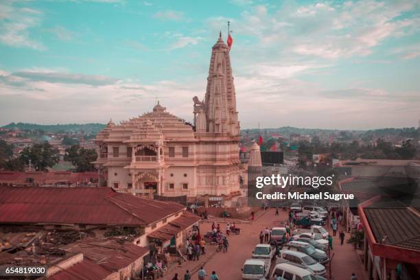 hindu devotees approach the shree sanatan dharma mandal temple in kampala, uganda at dawn. - kampala fotografías e imágenes de stock