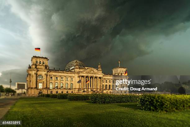 reichstag under a stormy sky - reichstag photos et images de collection