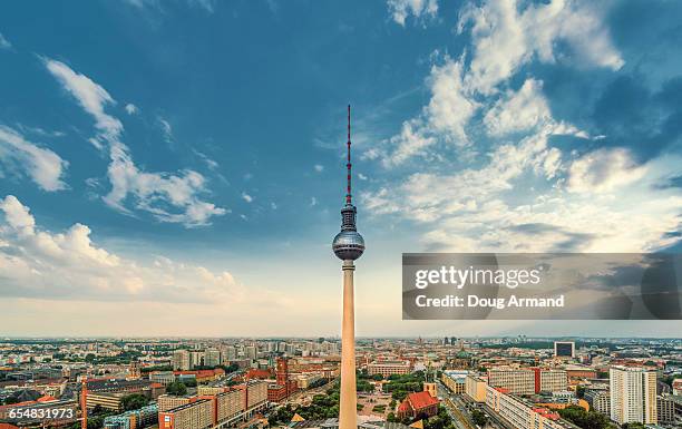 aerial view of berliner fernsehturm - television tower berlin - fotografias e filmes do acervo