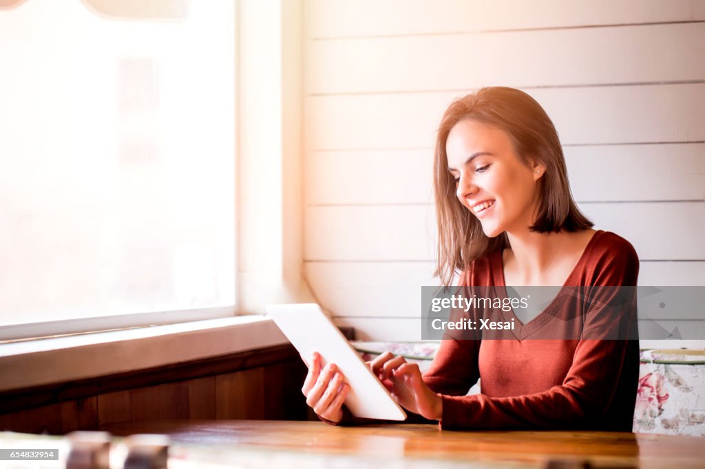 Mujer joven usando tableta