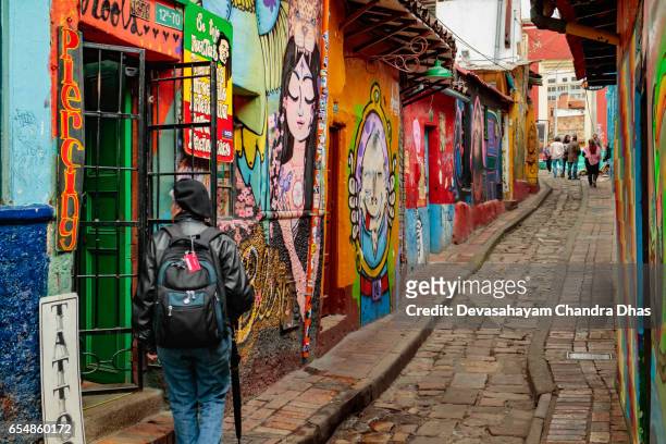 bogotà, colombia - turisti e colombiani locali sulla calle del embudo, nello storico quartiere la candelaria della capitale andine - bogota foto e immagini stock