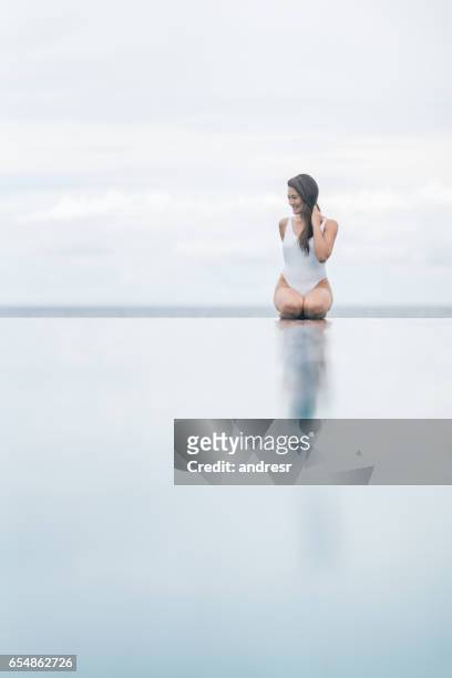 vrouw op vakantie in een mooie infinity pool - infinity pool stockfoto's en -beelden