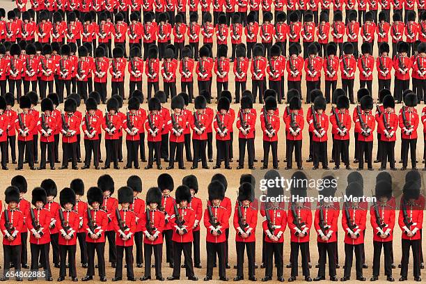 guards at trooping the colour, london - trooping the colour stockfoto's en -beelden