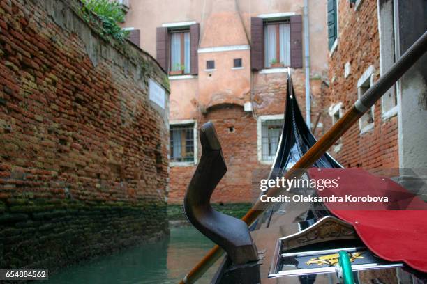 traveling down the canals in venice from the point of view of a person in the gondola - gondola traditional boat stockfoto's en -beelden