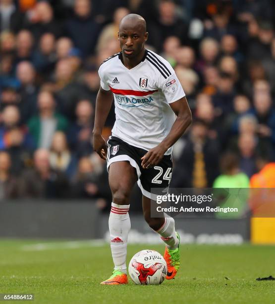 Sone Aluko of Fulham takes on the Wolverhampton Wanderers defence during the Sky Bet Championship match between of Fulham and Wolverhampton Wanderers...