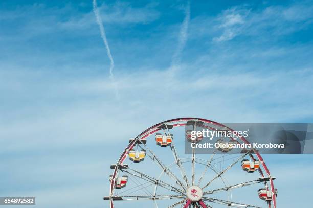 vintage colorful ferris wheel against a sunny blue sky. - istock images foto e immagini stock