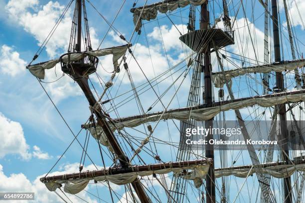 old-fashioned galleon, a vintage sail ship - poupe photos et images de collection