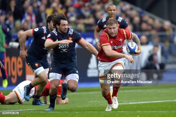 Sam Warburton of Wales runs with the ball during the RBS Six Nations match between France and Wales at Stade de France on March 18, 2017 in Paris,...