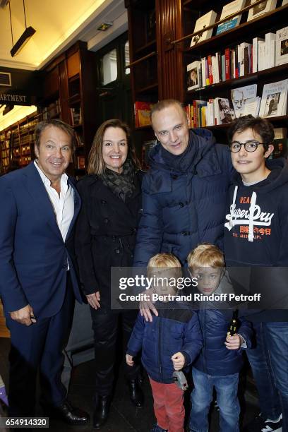 Matte Putman 31 The Twins Book Presentation Stock Photos, High-Res Pictures, and ...