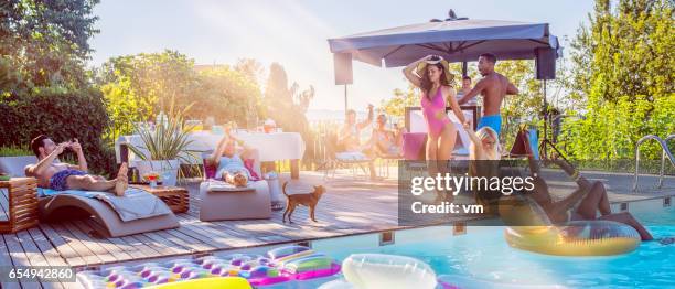 jonge mensen op pool party - poolparty stockfoto's en -beelden