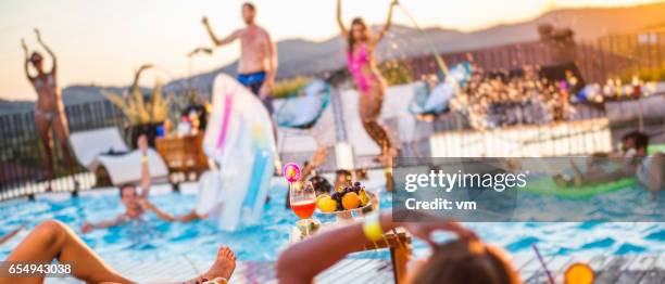 defocused tiro de una fiesta en la piscina - fiesta de piscina fotografías e imágenes de stock