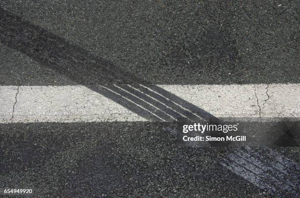 quirky moments - accident de transport photos et images de collection