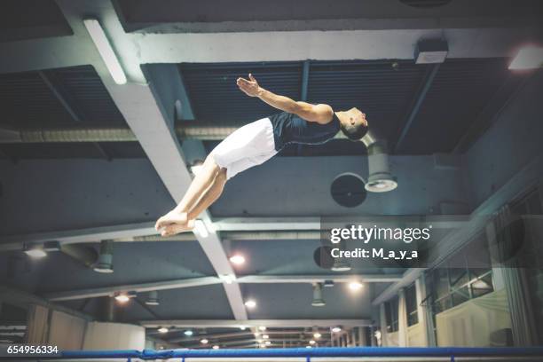 trampolin-training - trampoline stock-fotos und bilder