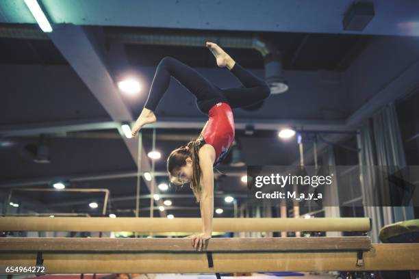 mädchen üben gymnastik - acrobat stock-fotos und bilder
