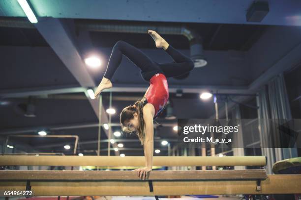 chica practicando gimnasia - barra de equilibrio fotografías e imágenes de stock
