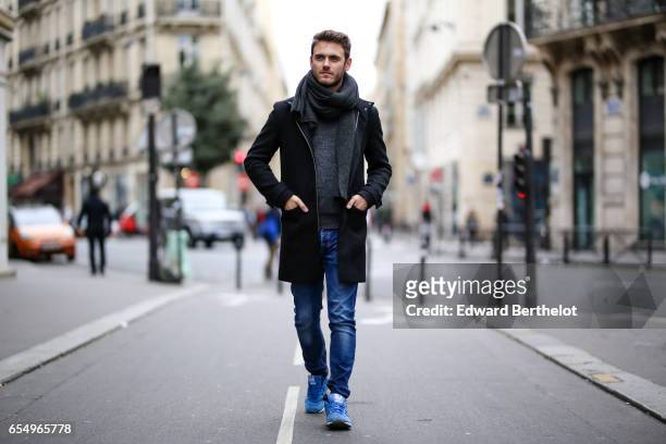 Kevin Ragonneau, fashion and life style blogger, wears New Balance blue sneakers shoes, Zara blue denim jeans, a Gap pull over, a Carnet de Vol...