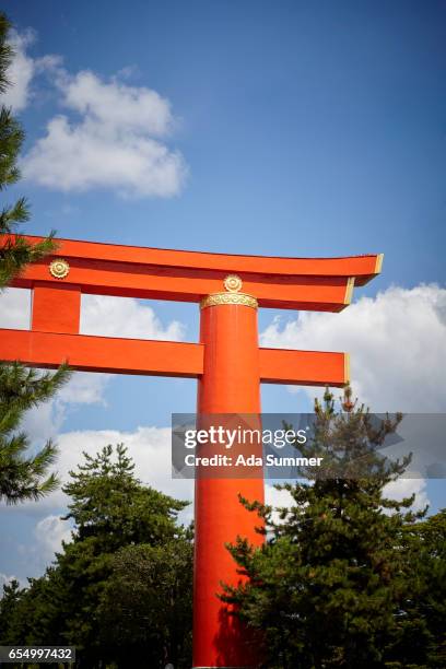 torii gate in kyoto, japan - shinto photos et images de collection