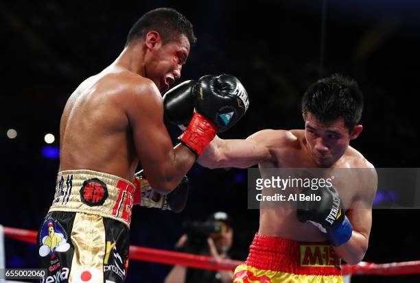 Srisaket Sor Rungvisai punches Roman "Chocolatito" Gonzalez during their Championship fight for Gonzalez's WBC junior bantamweight title at Madison...