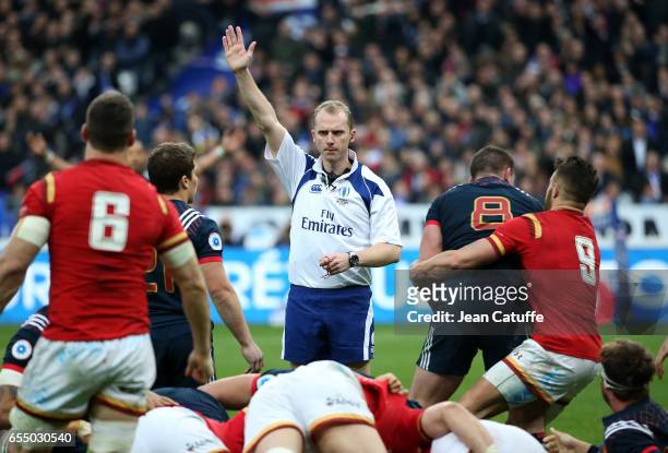 Referee Wayne Barnes gestures during the RBS 6 Nations rugby match between France and Wales at Stade de France on March 18, 2017 in Saint-Denis near...