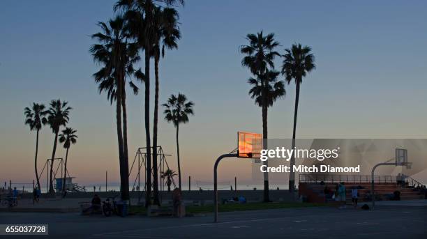 sunset venice beach basketball - venice beach photos et images de collection