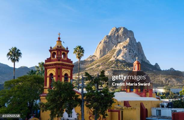 bernal village with bernal peak, querétaro state, mexico - kleinere sehenswürdigkeit stock-fotos und bilder