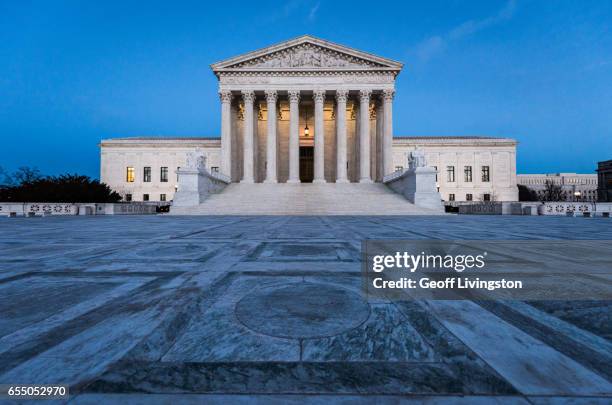 the u.s. supreme court building - amerikaanse hooggerechtshof stockfoto's en -beelden