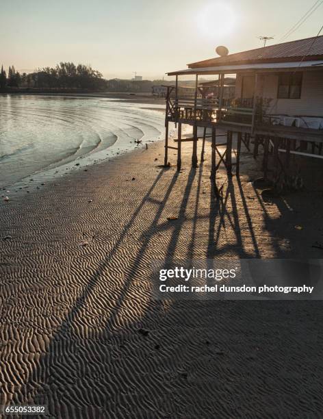 floating village, kota kinabalu - kota kinabalu fotografías e imágenes de stock