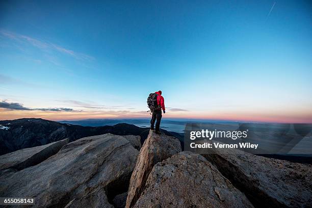 mountain man on a summit - mens challenge photos et images de collection