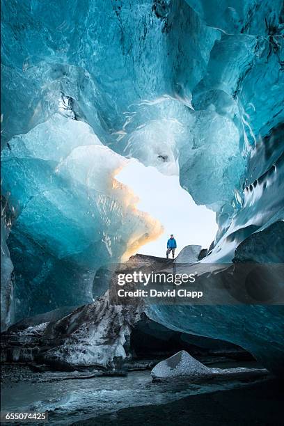 ice caves in the vatnajokull glacier in iceland - wonderlust 個照片及圖片檔