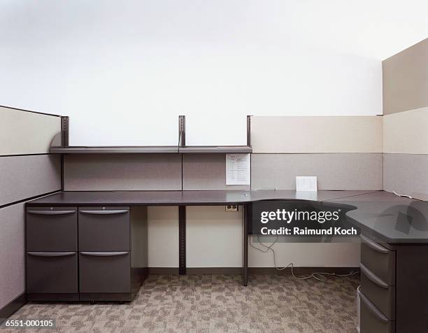 empty office cubicle - office cubicle stock-fotos und bilder