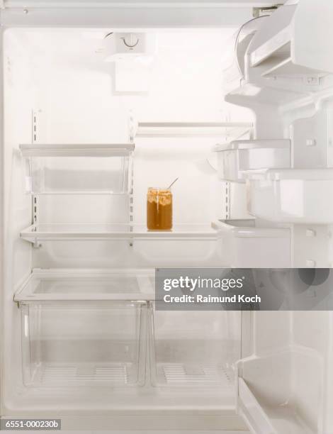 peanut butter in refrigerator - réfrigérateur vide photos et images de collection