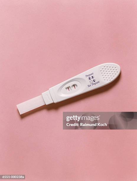 positive pregnancy test - zwangerschapstest stockfoto's en -beelden