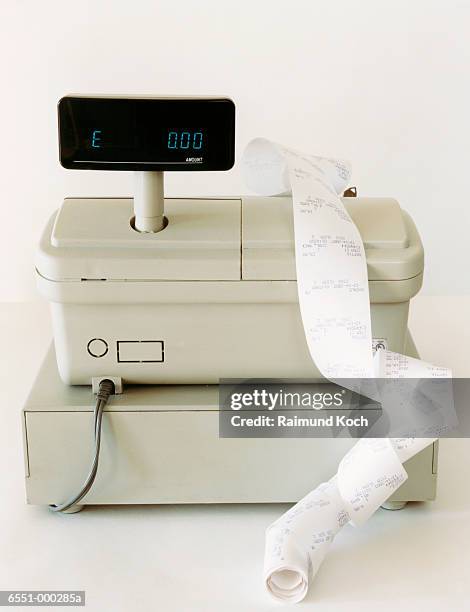 cash register and receipts - caisse enregistreuse photos et images de collection