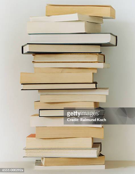 stack of books - stack photos et images de collection