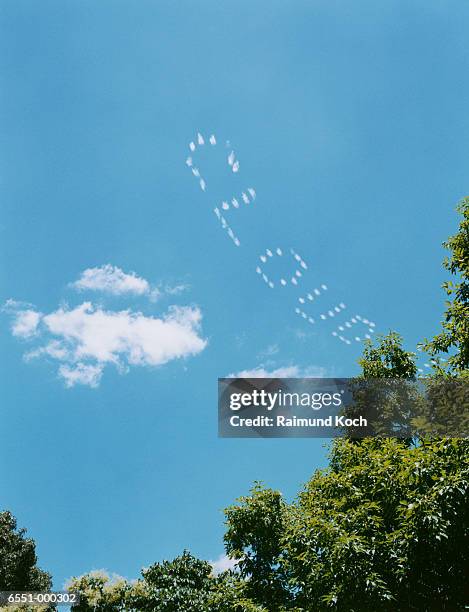 cloud" written in sk - luchtschrift stockfoto's en -beelden