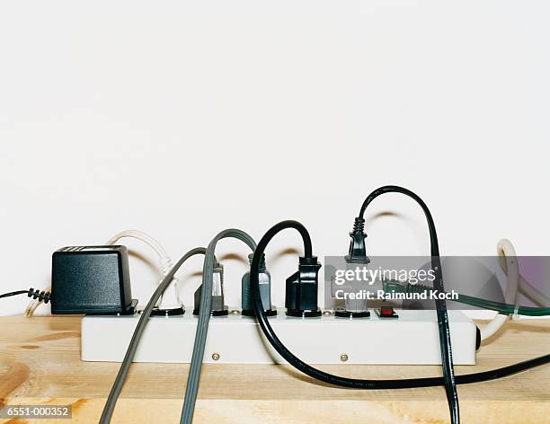 plugs in outlet - toma eléctrica fotografías e imágenes de stock