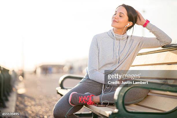 woman resting while on a run - gente serena fotografías e imágenes de stock