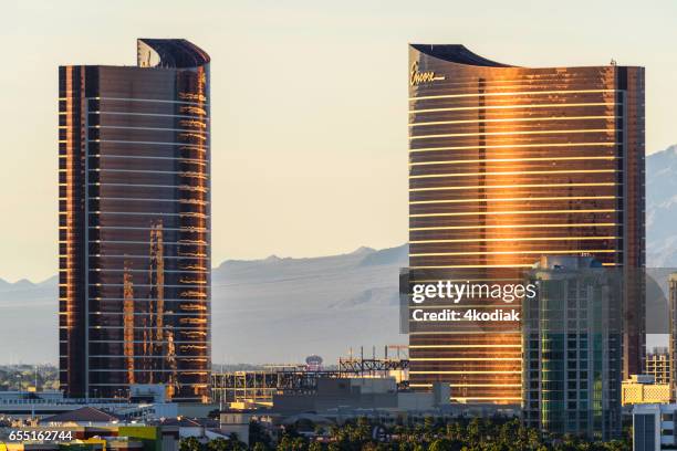 las vegas hotel casino edificios al atardecer - casino wynn las vegas fotografías e imágenes de stock