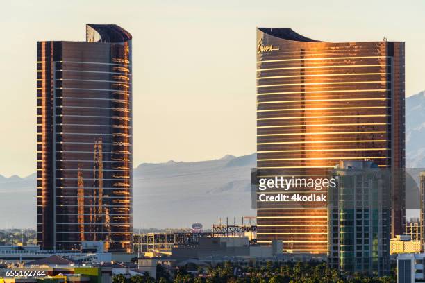 las vegas hotel casino buildings at sunset - wynn las vegas stock pictures, royalty-free photos & images