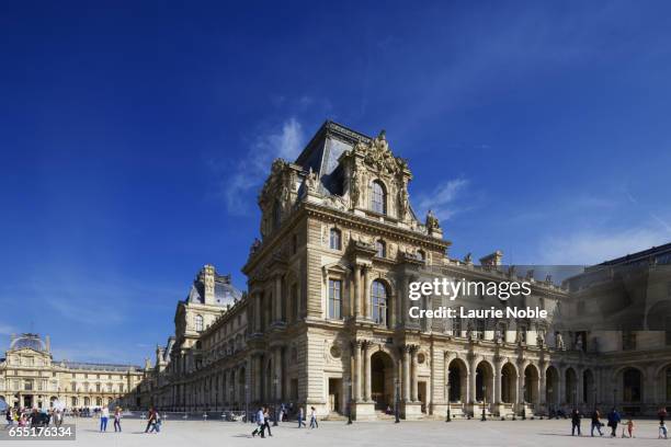 louvre palace, paris, france - musée du louvre stockfoto's en -beelden