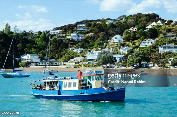 russell ferry leaving russell in new zealand - russell imagens e fotografias de stock