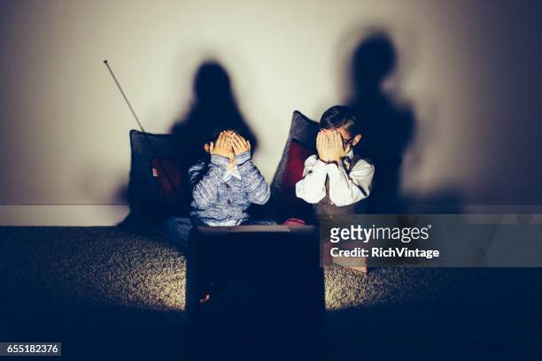 dos nerds joven avergonzados ver televisión tarde en la noche - youth 2015 film fotografías e imágenes de stock