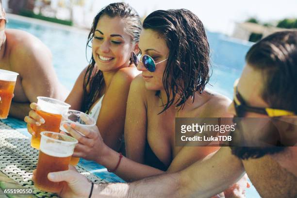 zwembad en bier - plastic pool stockfoto's en -beelden