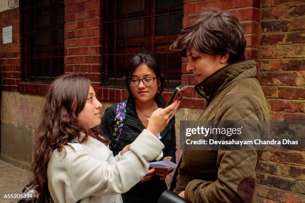 bogotá, colombia - un turista de estados unidos siendo entrevistado en la calle del embudo, en el histórico barrio de candelaria de la capital andina - calle del embudo fotografías e imágenes de stock