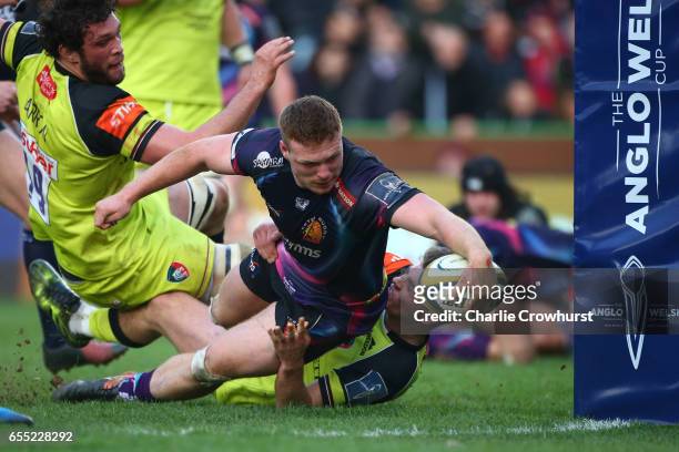 Sam Simmonds of Exeter Chiefs scores his team's second try during the Anglo-Welsh Cup Final between Exeter Chiefs and Leicester Tigers at the...